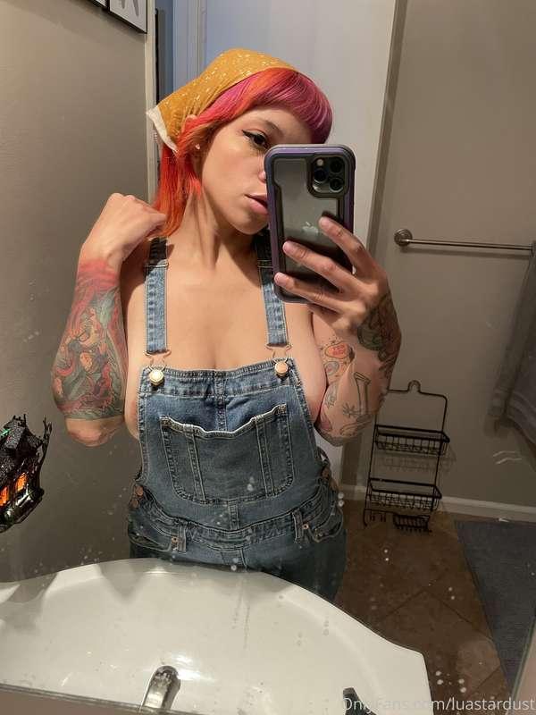 Dirty mirror selfie’s as I get ready for the Pokémon charity..