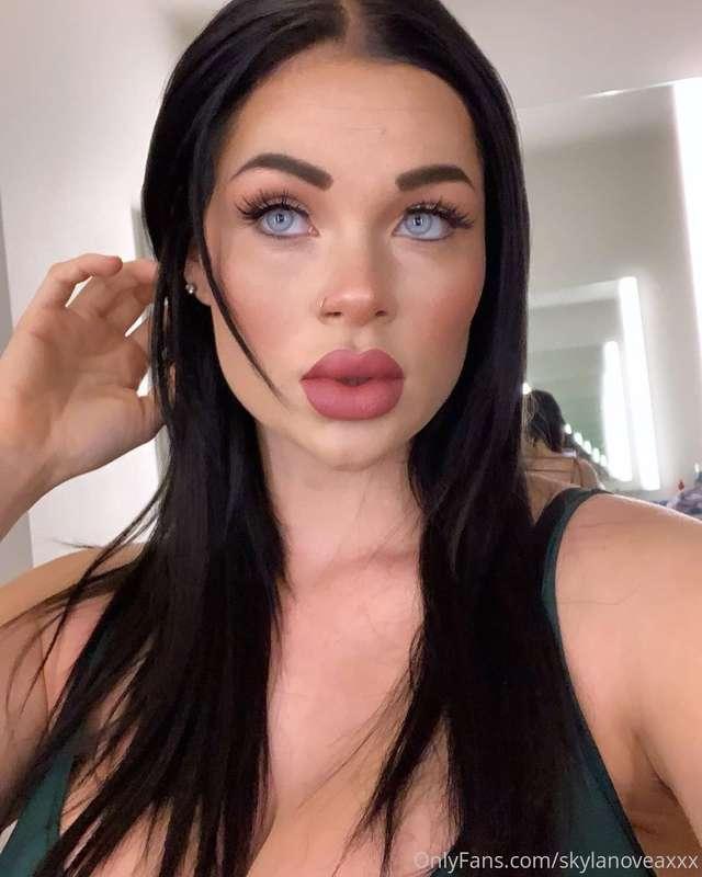 Woke up horny, can u cum help me?? 😈