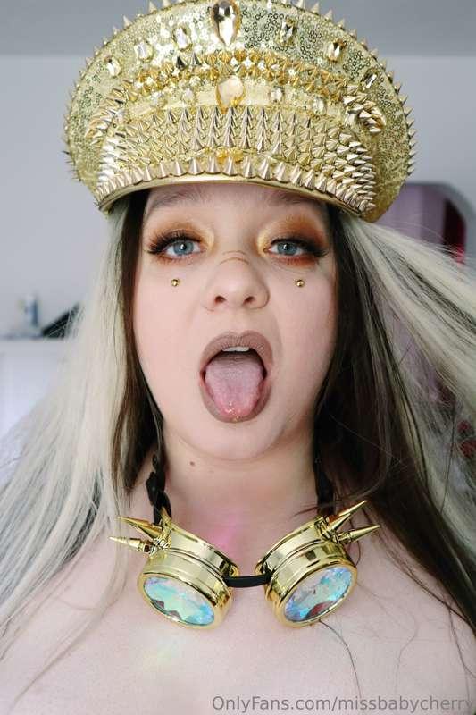 I need to bring out my golden hat again 💛💋