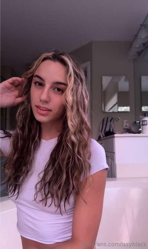 Sneak peek of what’s unwrapping tonight… Spoiler: It’s me 😜🎁