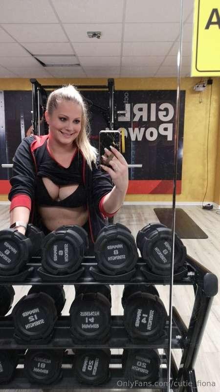 Hehe ich bin wohl die geilste Aushilfe im gym 🤭😼💣💣