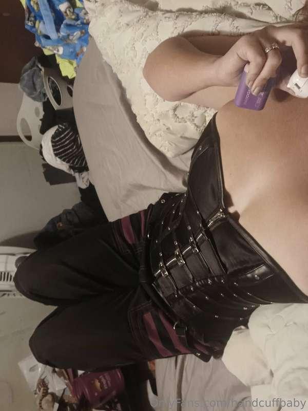 Who wants to help get this corset off lol