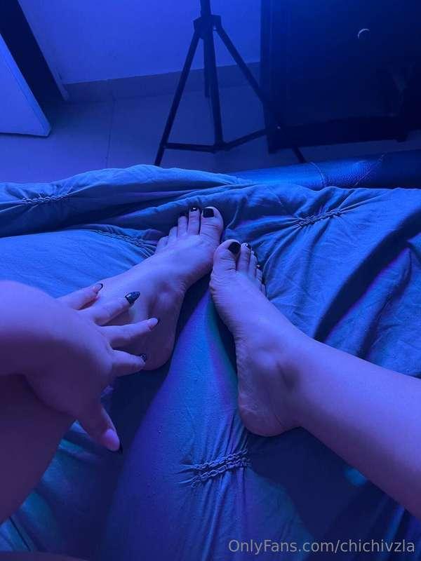 Where are the daddies who like feet?