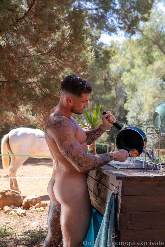 I like to do my dishes totally naked 😌
