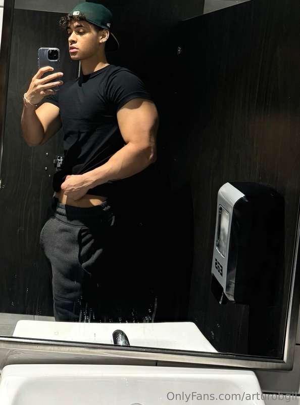 Lemme be your little side thing… 😉