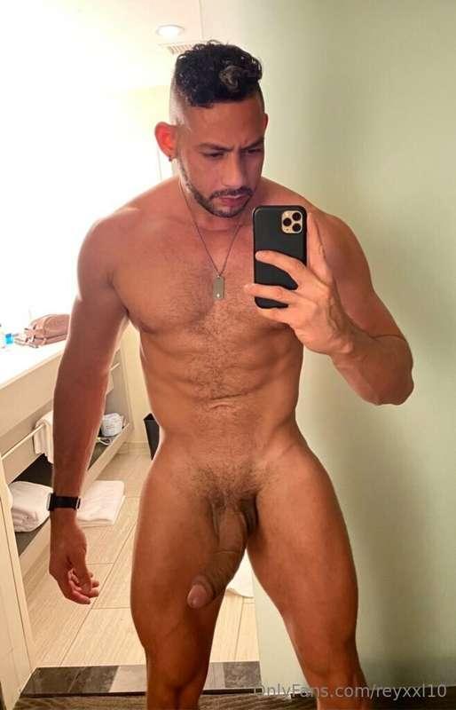 Feeling fresh after my shower but still horny 😈🍆