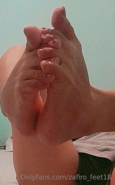 Queria mostrarle mis deditos entrelasados 😊🦶