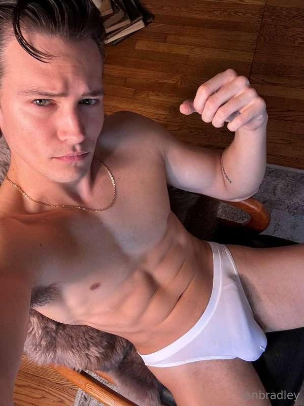 Do you like my strong and horny body?😎