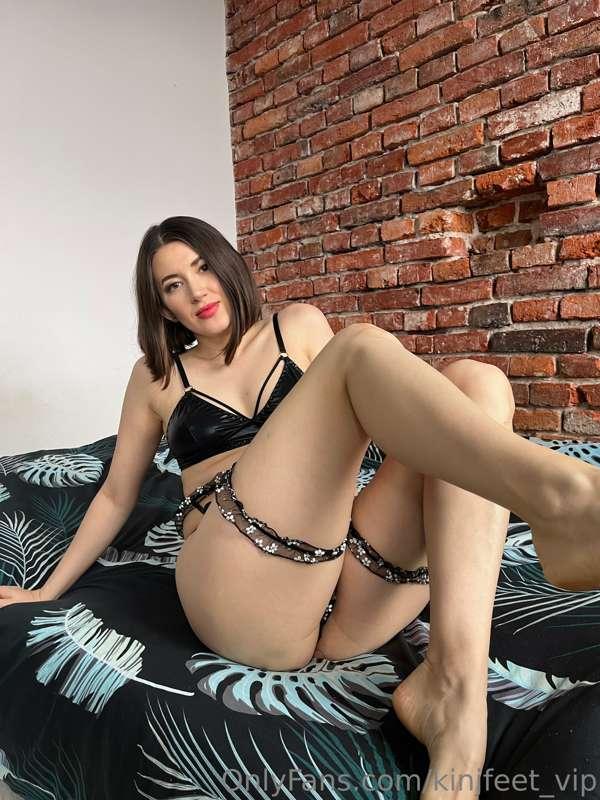 Before you enter my pussy, you'll need to lick my toes