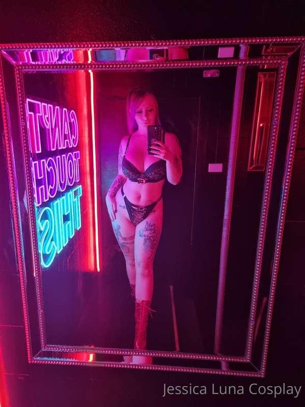 Do you like these on me? 👠