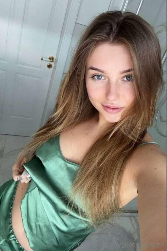  @lealealuxe She is waiting for you❤️❤️ @lealealuxe ❤️ Who w..