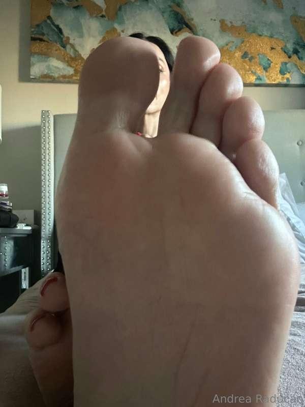 Nice beautiful nails 💅🏼 … nice beautiful feet 🦶🏻 … cherry re..