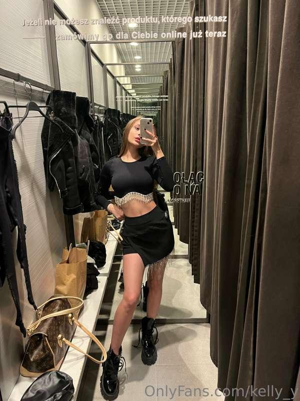 I like to wear short skirts and not wear panties 🔥🔞