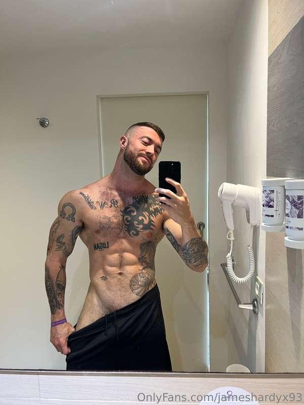First hotel room selfie x