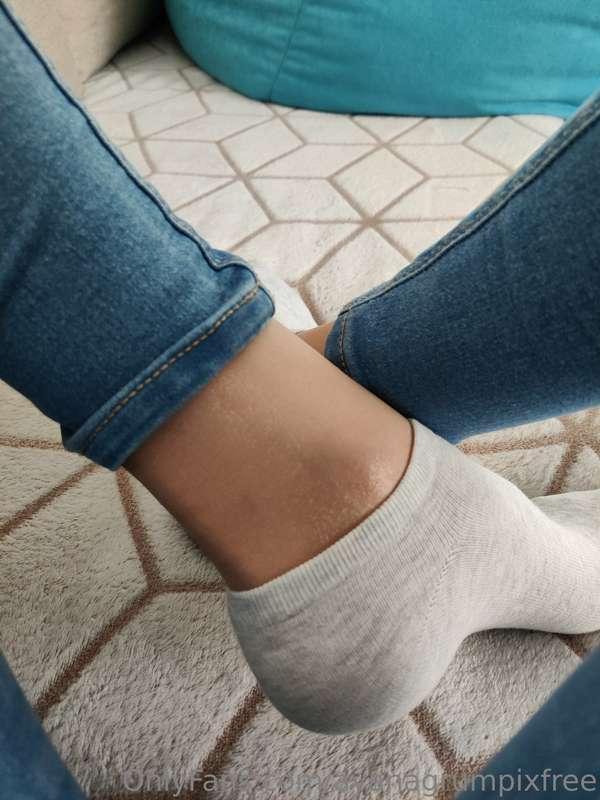 Feeling fancy in my favorite pair of pantyhose! ✨ Add a touc..