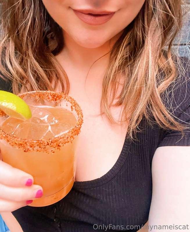 🩷 Out with friends!!! Buy me a drink tonight, handsome? If y..