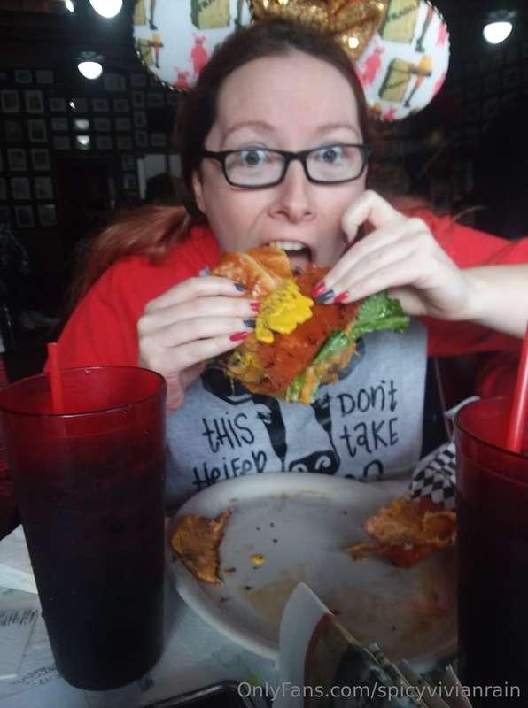 I’m a f00die kind of girl! What do you want to watch me eat ..