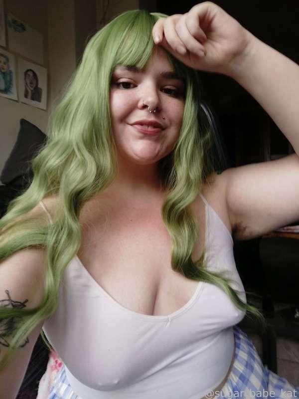 Isn't this wig so cuuute? Excuse my pjs hehe. I'm excited to learn how to style it and film content with it in future 💚 Do you like it? 