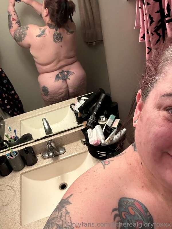 Shower selfie!!! Happy Thursday!! One more day til
Friday!!