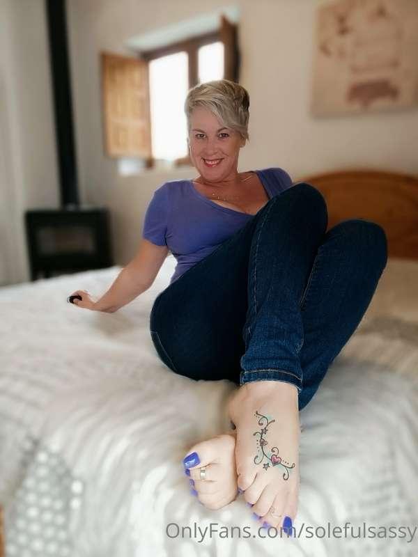 New pedi! 💙 Who wants to taste some blueberries I'm working ..