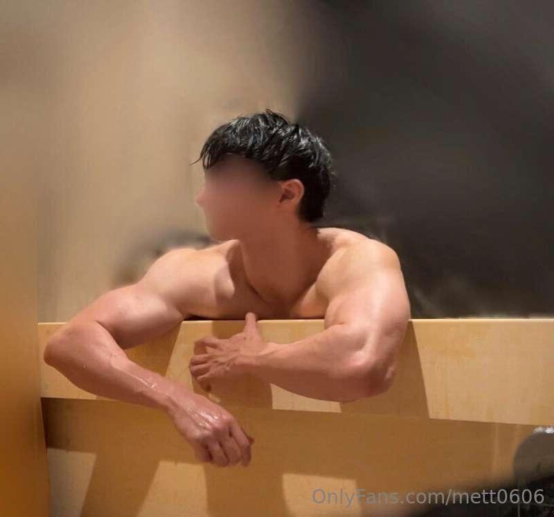 A hidden photograph 😌
It's me in the bath.
