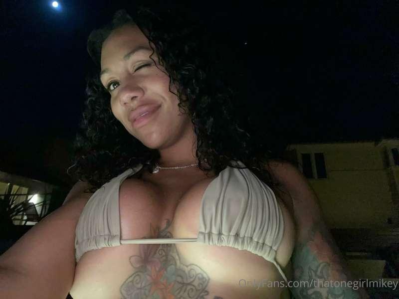this is the type of late night text pic i’d send my bf if i ..