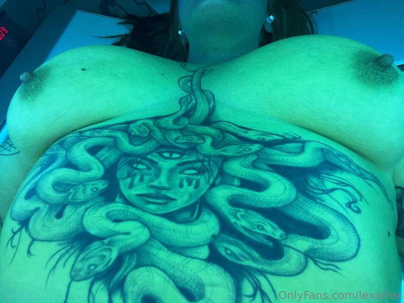 should i get naughty in the tanning bed?? 🤭