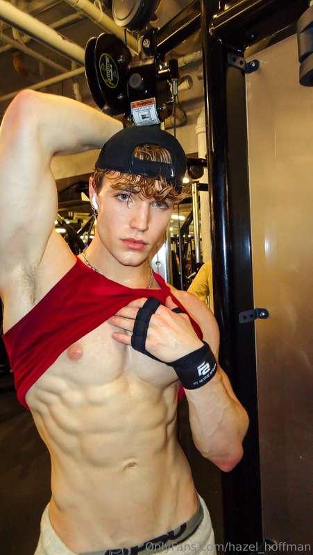 Hmu if I’m your type 🙈