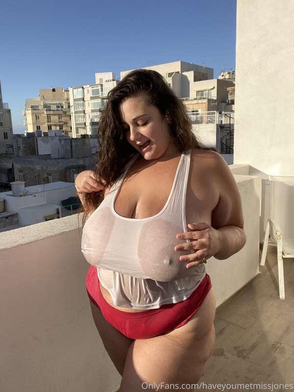 Who wants to see more from this shoot? 😈💦  Let me know by li..