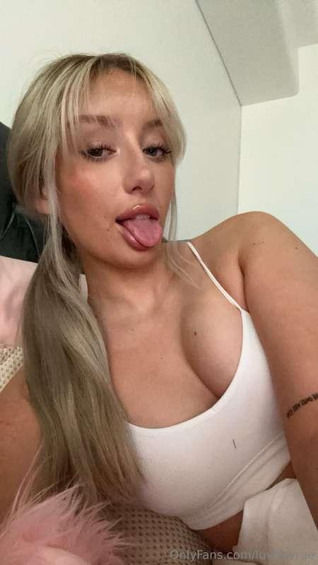 Who wants to see my play with my boobies 😋😋