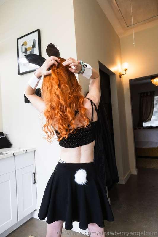 Being sexy comes with a few… oops moments 🙈💋Enjoy some behin..