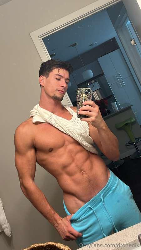 Some pics I took after the gym 💪 super happy with how my phy..