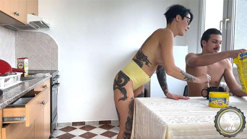 Mia madre @crisbathory arrappata mi prepara la colazione e f..