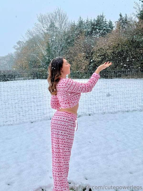 Catching snow - how cute ✨