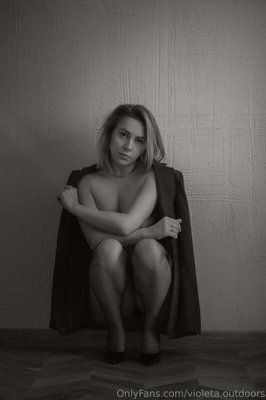 🖤✨ Sometimes, less color means more imagination. What do you..