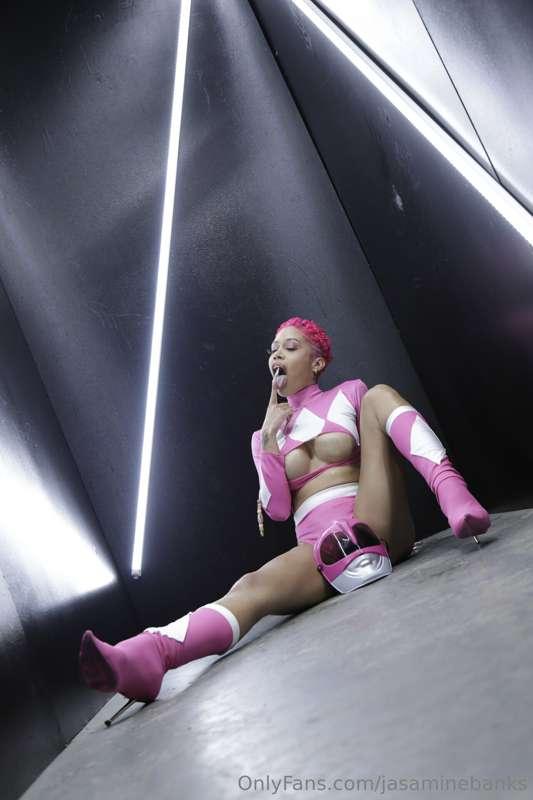 Ofc the pink ranger always had the pink pussy😌