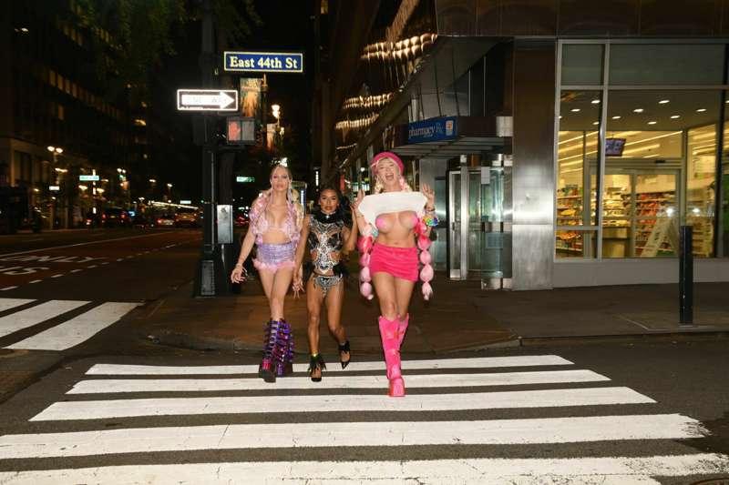 Doing a suprise live show at 7pm pst with @auroranorth and @..