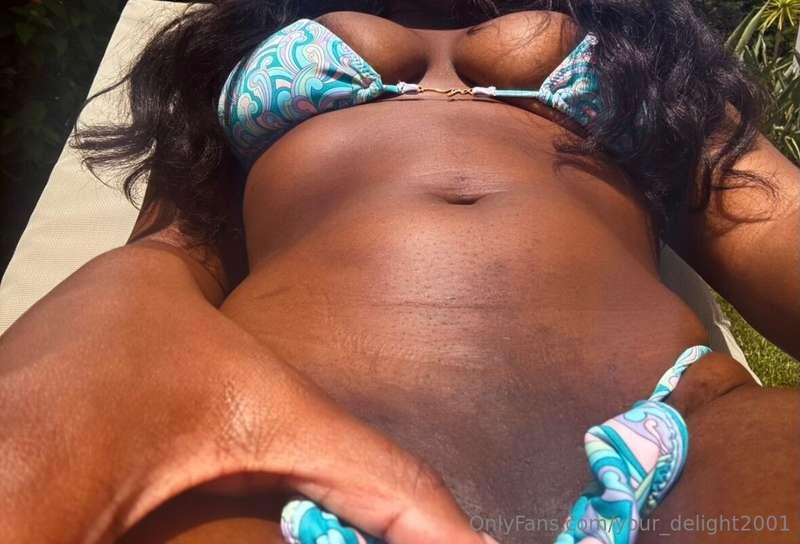 Catching some rays 🌞I‘m on holiday right now- wanna rub some..