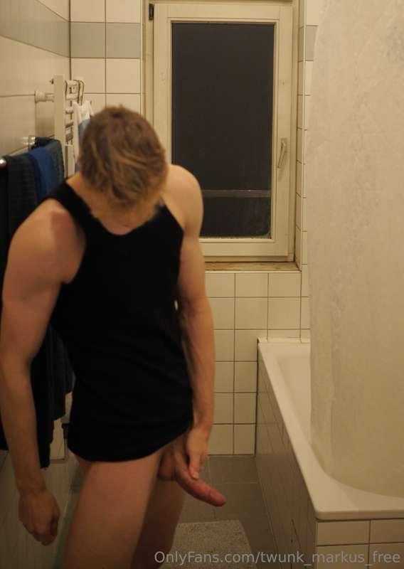 I took some sexy pics and vids in my bathroom 🥵. Check @twun..