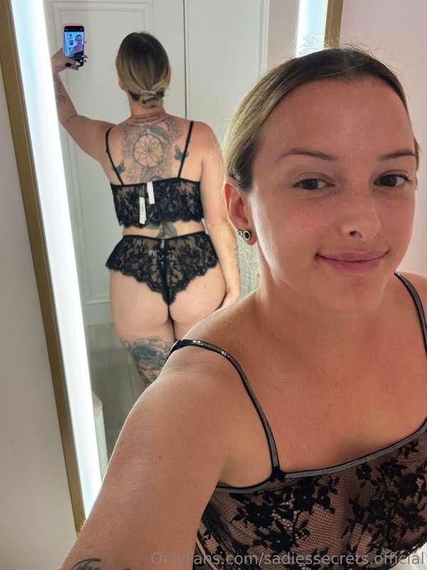 Were you looking at my face, or that naughty reflection? 😜
