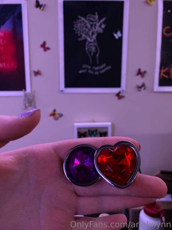 don’t you wanna see these up my butt 🙂🙊