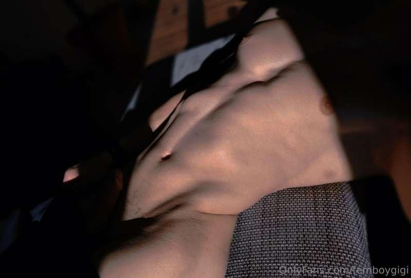 Touching my femboy pp as the sun is kissing me 👉👈