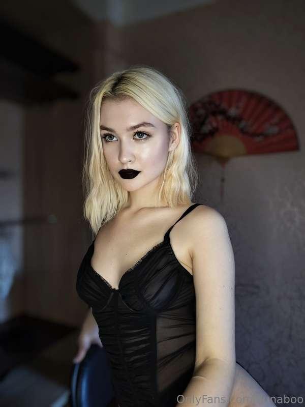 Does a black dress give you hardness for your dick?🍆😈