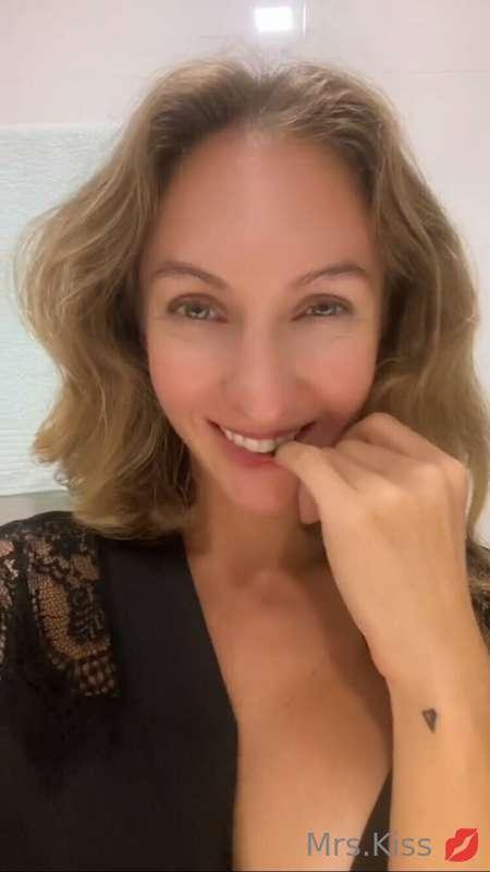 Are you ready to play with a sexwife?