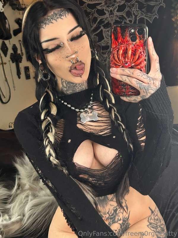 posted my new bobbies on @m0rguekitty btw 🤭  
ill be getting..