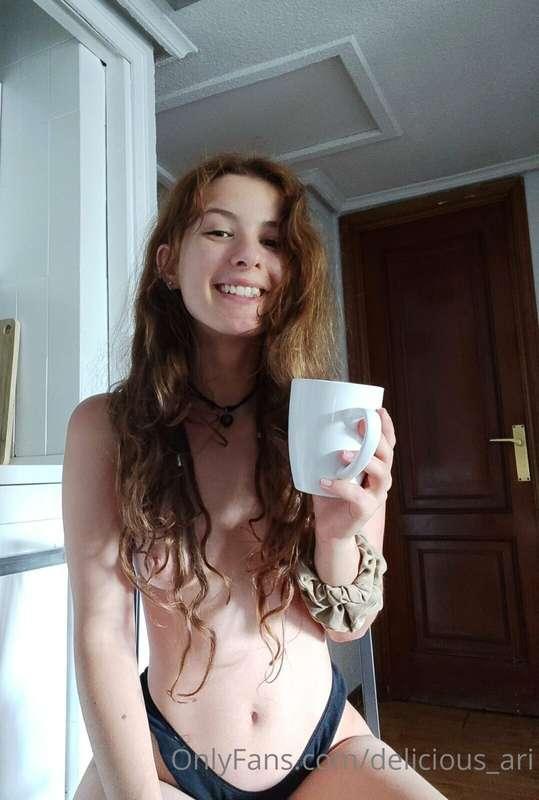 Despertándome feliz despues de pasármelo bien anoche 😚🥰😚