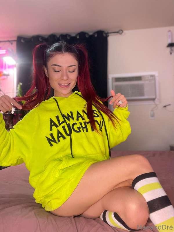Slip into my DMs to sext with me right now 😈