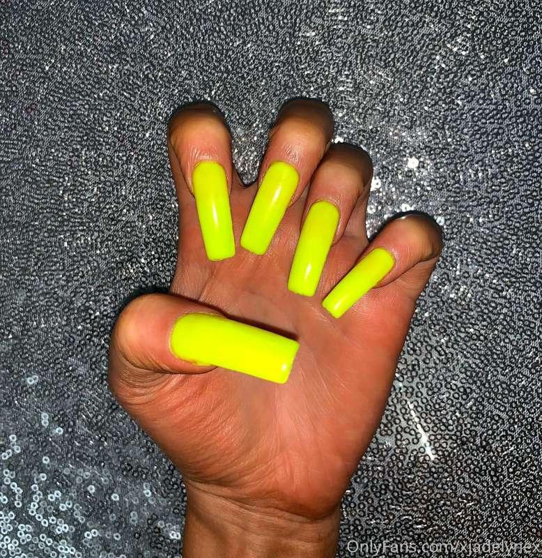 My lush long fake bright neon yellow nails😍💛