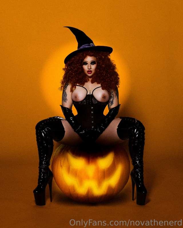 It’s Witching Hour 🎃 

My Halloween weekend was filled with ..