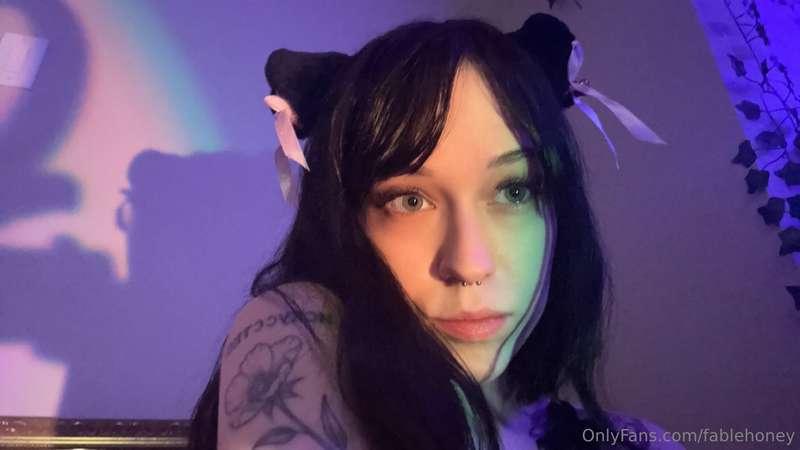 Wanna see my kitty? 😏